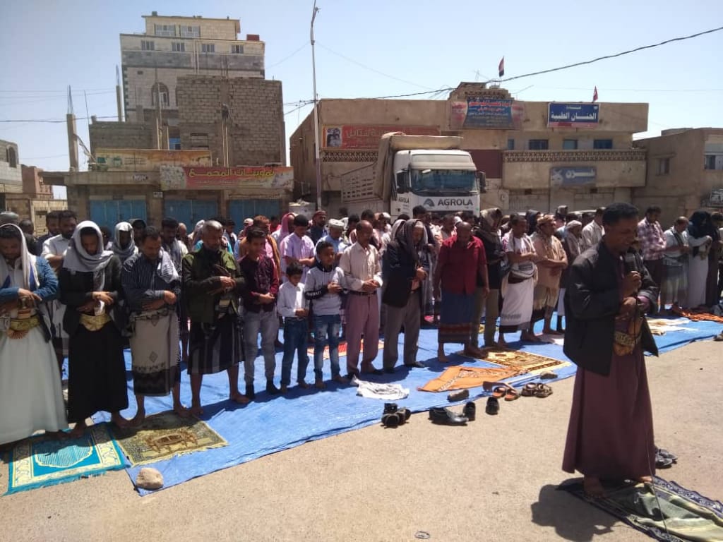 طقم عسكري يتبع حزب الإصلاح يقتحم ساحة صلاة جمعة أنصار عدنان الحمادي في مدينة التربة