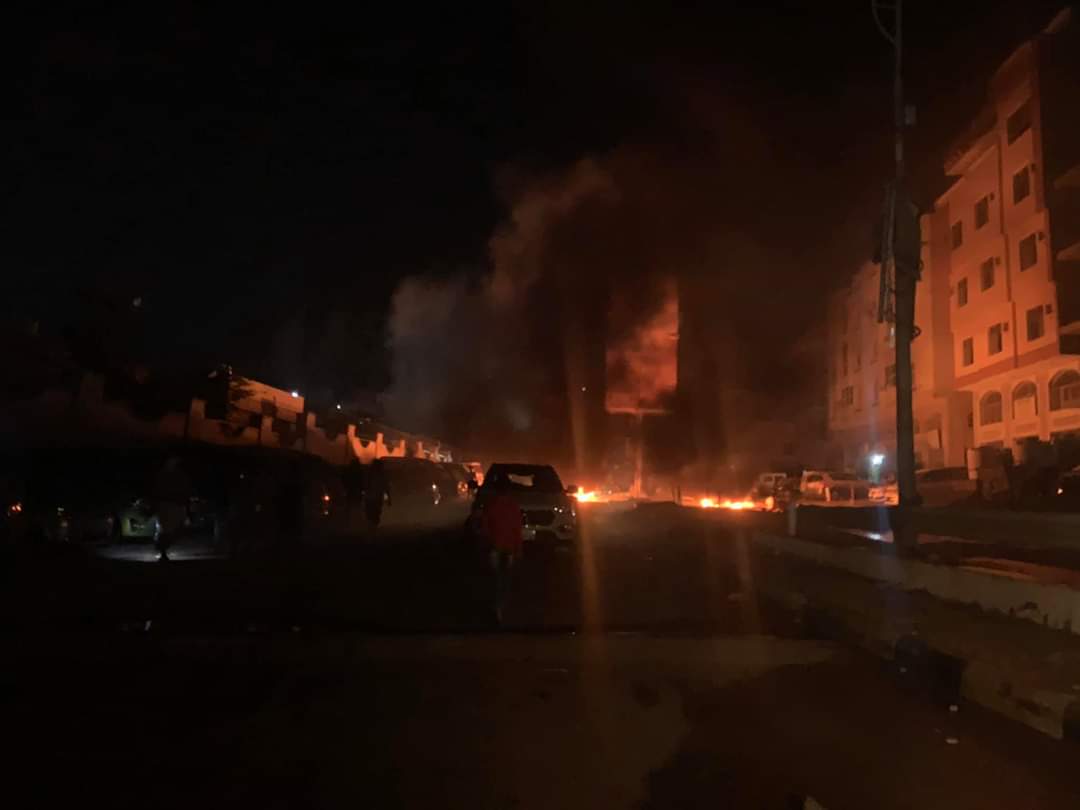 احتجاجات في عدن تنديدا بانطفاء الكهرباء