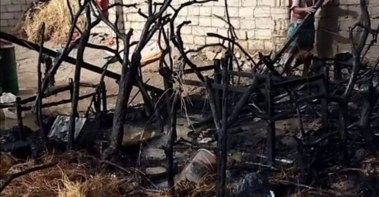 مليشيا الحوثي تحرق منزل مواطن في مدينة حيس جنوب الحديدة