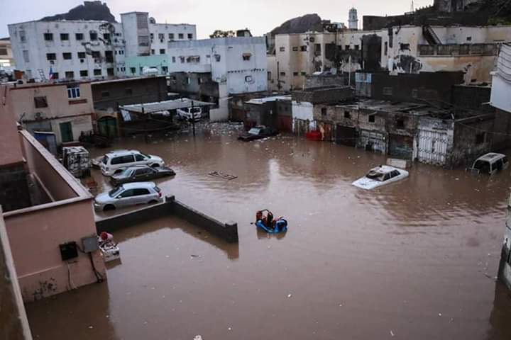 تضرر أكثر من ألف أسرة نازحة جراء السيول بعدن