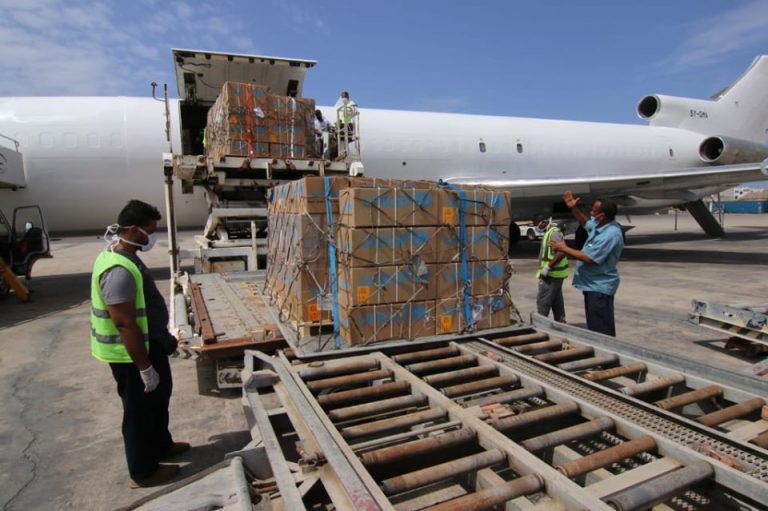 امداد طبي عبر طائرة اممية يصل مطار عدن الدولي