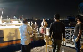 أول رحلة بحرية لنقل العالقين اليمنيين في جيبوتي تصل الى ساحل ذباب بمحافظة تعز