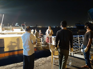 أول رحلة بحرية لنقل العالقين اليمنيين في جيبوتي تصل الى ساحل ذباب بمحافظة تعز