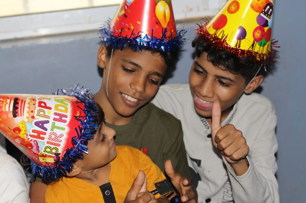 مبادرة حرائر عدن تسعد الأطفال في مركز الطفوله الآمنة بعدن