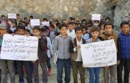 وقفة احتجاجية لطلاب مدرسة الثورة بسامع للمطالبة بتوفير كراسي للمدرسة