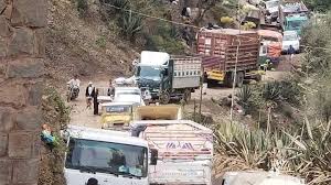 انقطاع الطرقات في اليمن يخلق معاناة مضاعفة للمسافرين