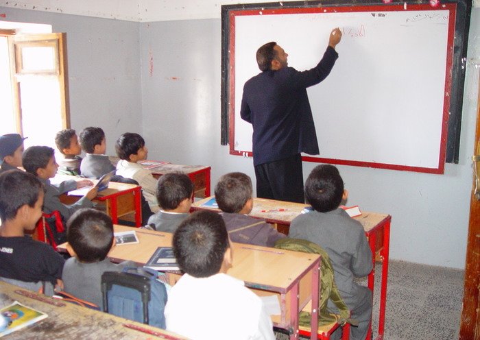 عجز حكومي... رواتب المعلمين في مرمى الاستهداف