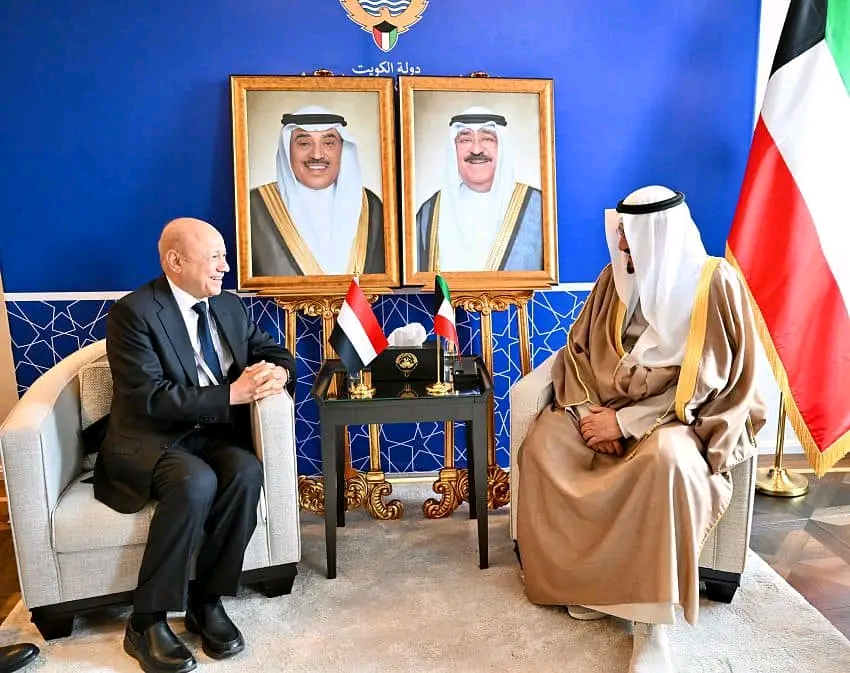 رئيس مجلس القيادة ورئيس الوزراء الكويتي يبحثان في العلاقات الثنائية والدعم المطلوب للحكومة الجديدة