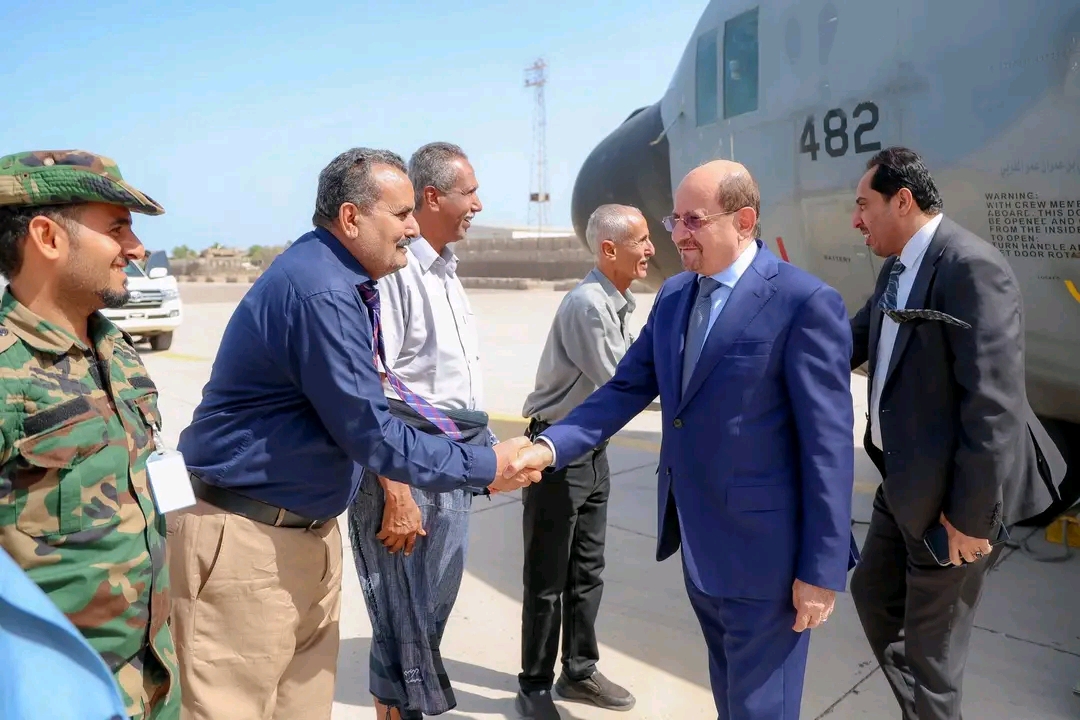 رئيس الحكومة يصل إلى عدن لقيادة العمل الحكومي