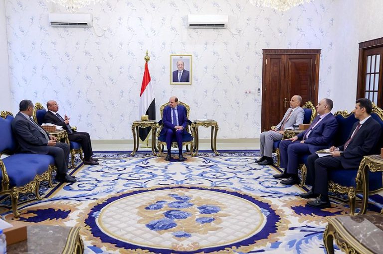 رئيس الوزراء يوجه “المالية” و”البنك المركزي” بتسليم المرتبات عاجلاً