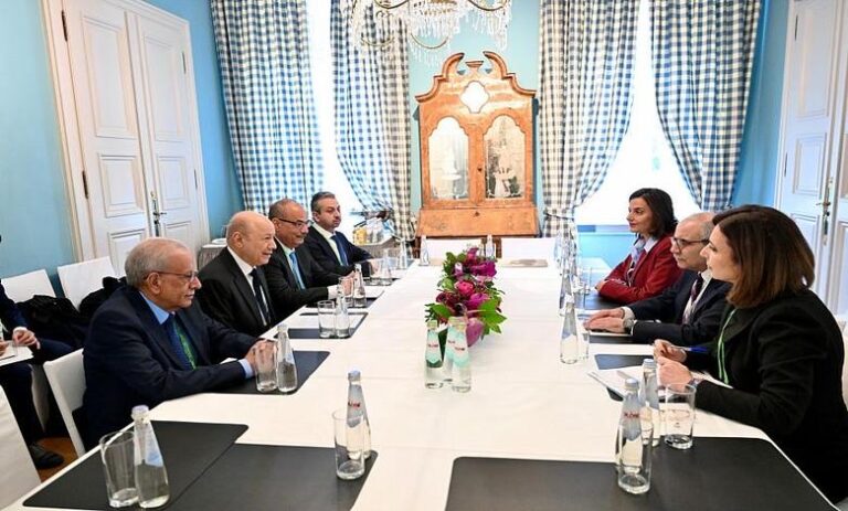 العليمي يطالب لبنان بإغلاق منصات الحوثي الإعلامية في بيروت