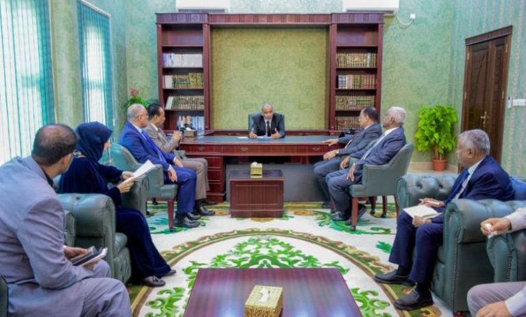 الصبيحي يناقش تطوير الخدمات وتعزيز الاستقرار الاقتصادي