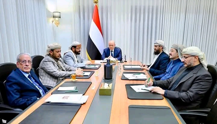 مجلس القيادة يوجه برفع الجاهزية الأمنية والعسكرية ويؤكد أن الدولة اليمنية ستتعامل بحزم مع أي محاولة لجر البلاد إلى مواجهة تخدم أجندات خارجية