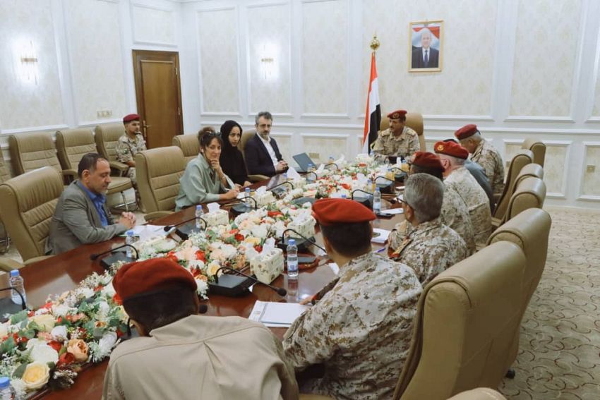 نائب رئيس الأركان يناقش مع خبيرة دولية ملف تجنيد الأطفال وانتهاكات الحوثيين