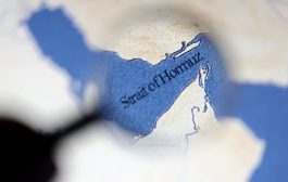 إيران تهدد بإغلاق مضيق هرمز بالكامل واستهداف منشآت الطاقة بالمنطقة حال تنفيذ تهديدات ترمب