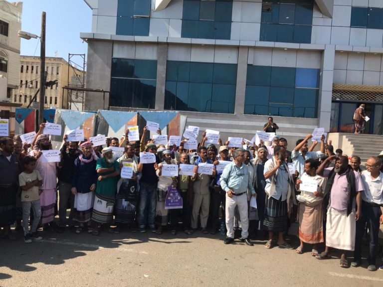 تصاعد مطالب الموظفين النازحين في عدن بصرف المرتبات المتأخرة مع دعوات لوقفتين احتجاجيتين الأحد القادم