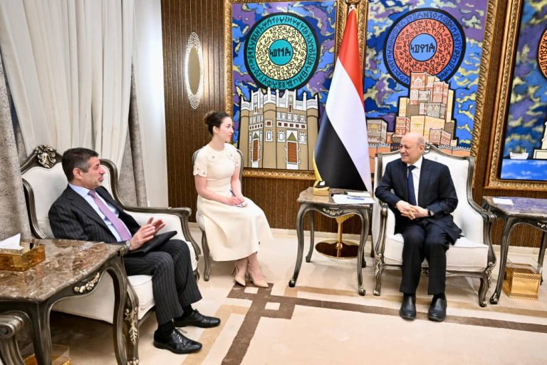 خلال لقائه السفير الأميركي... العليمي يؤكد أهمية استمرار الضغوط على النظام الإيراني