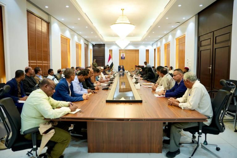 عضو مجلس القيادة الرئاسي سالم الخنبشي يترأس اجتماع المكتب التنفيذي بساحل حضرموت