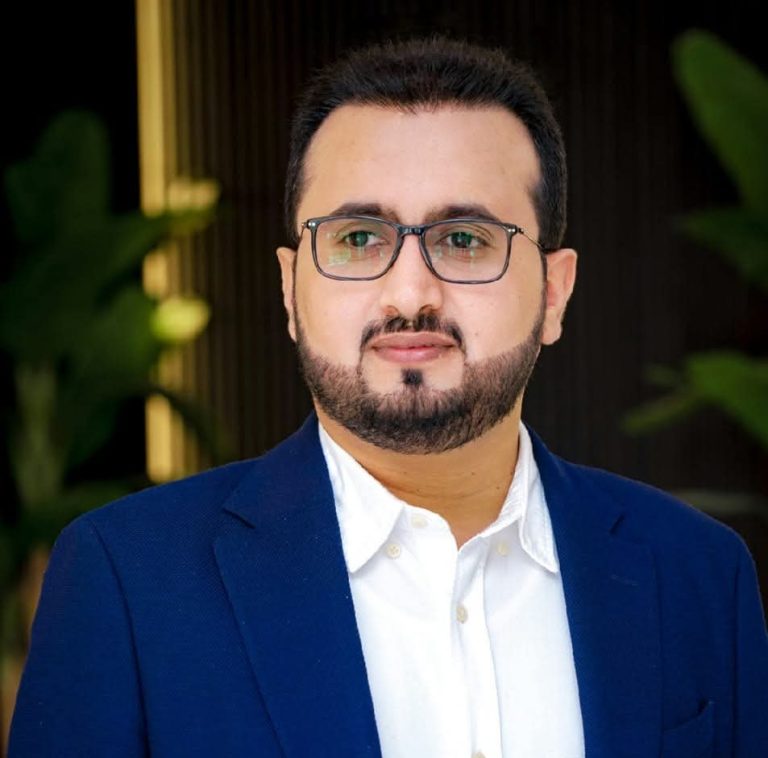 العولقي يوجه بإصدار كشوفات مرتبات الموظفين النازحين العالقة لعام 2025 تمهيداً لصرفها