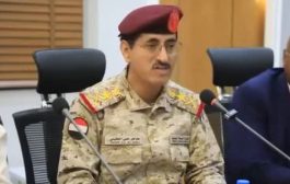 وزير الدفاع يكشف عن توجه لتعزيز اللامركزية العسكرية وتنفيذ تسوية عادلة لمرتبات منتسبي القوات المسلحة