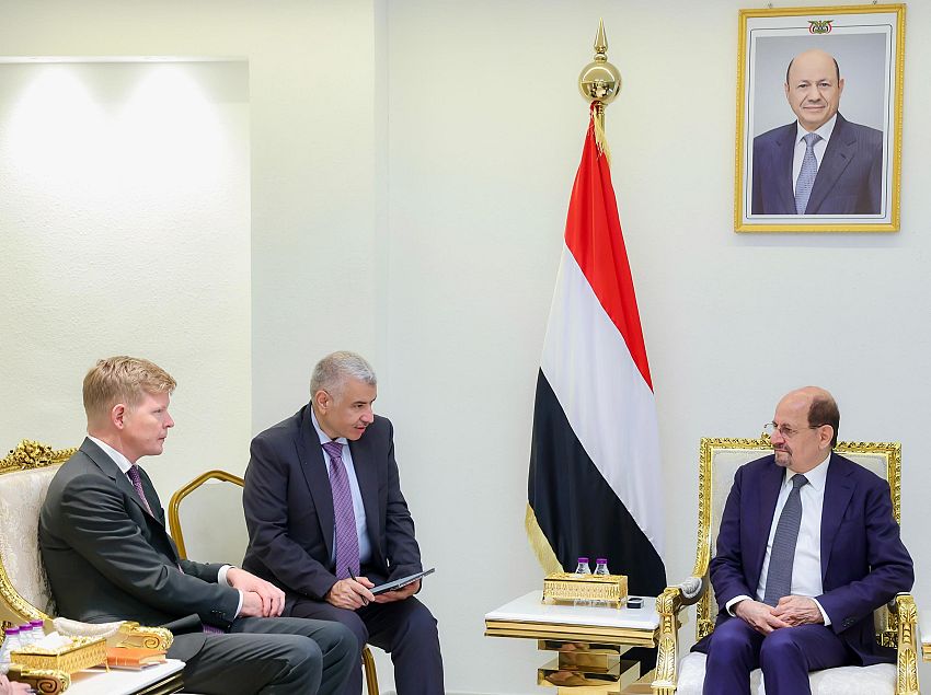 خلال استقباله للمبعوث الاممي.. رئيس الوزراء يؤكد ضرورة الدفع بملف تبادل الأسرى والمحتجزين