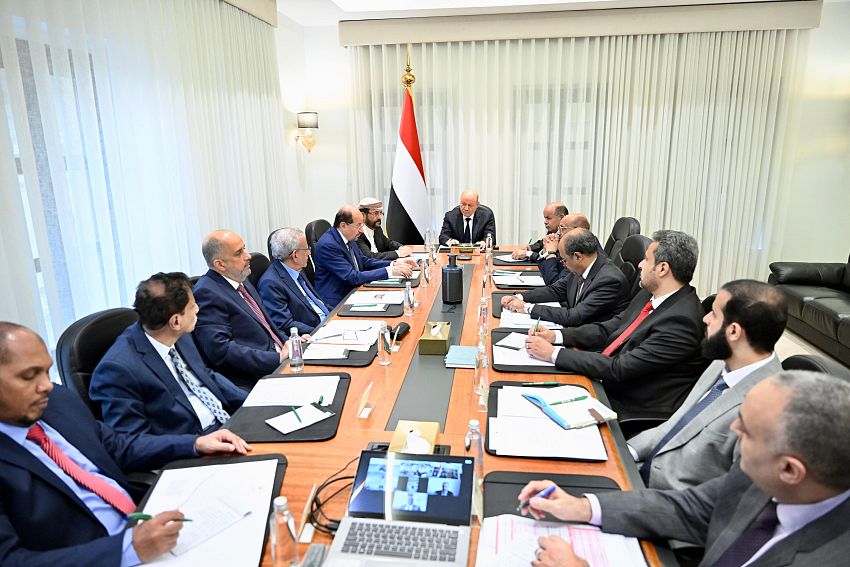 رئيس مجلس القيادة يعقد اجتماعاً مصغراً للحكومة والسلطات المحلية