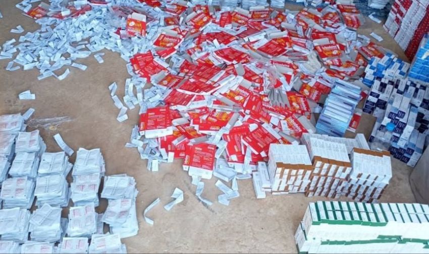 الجمارك تحبط محاولات  تهريب أجهزة اتصالات وأدوية