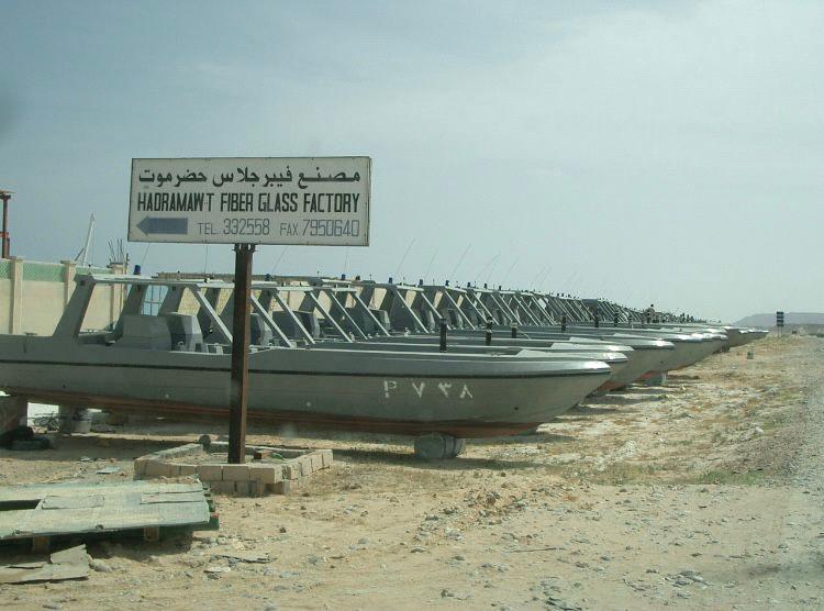 مصنع يمني يصنع الزوارق العسكرية محليًا.. تعرف عليه