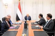 رئيس مجلس القيادة يرأس اجتماعا مصغرا للحكومة