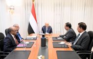 رئيس مجلس القيادة يرأس اجتماعا مصغرا للحكومة