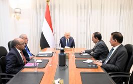 رئيس مجلس القيادة يرأس اجتماعا مصغرا للحكومة