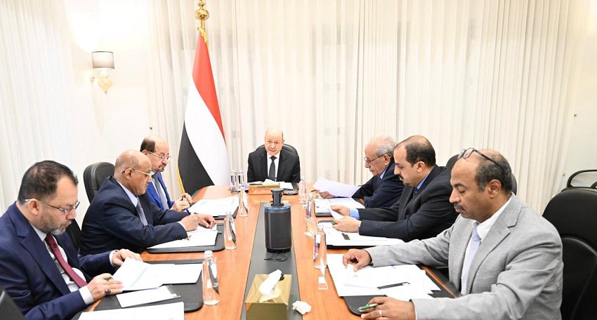 العليمي يترأس اجتماعاً حكومياً لبحث الإصلاحات الاقتصاد وحلول أزمتي الرواتب والكهرباء