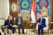العليمي للمبعوث الاممي: السلام المستدام لا يتحقق عبر توزيع السلطة بين الدولة والمليشيا وإنما باستعادة المؤسسات الوطنية لسلطاتها الحصرية وسيادة القانون