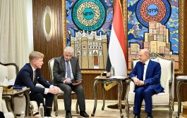 العليمي للمبعوث الاممي: السلام المستدام لا يتحقق عبر توزيع السلطة بين الدولة والمليشيا وإنما باستعادة المؤسسات الوطنية لسلطاتها الحصرية وسيادة القانون