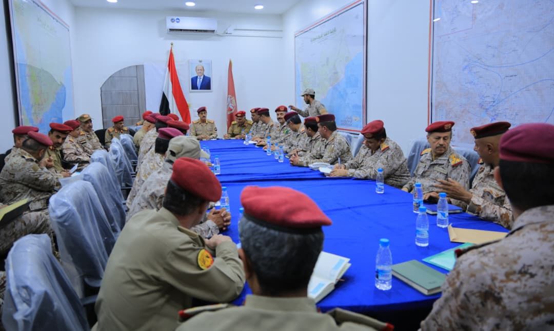 وزير الدفاع يجتمع بالقيادات العسكرية ويشدد على رفع الجاهزية لمواجهة أي طارئ