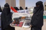 نساء اليمن يسلّمن بندق الكرامة للمشايخ في مطارح الكرامة بالريان، ويقدّمن خصلات من شعورهن نصرةً للمختطفات في سجون الحوثيين
