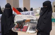 نساء اليمن يسلّمن بندق الكرامة للمشايخ في مطارح الكرامة بالريان، ويقدّمن خصلات من شعورهن نصرةً للمختطفات في سجون الحوثيين