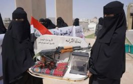 نساء اليمن يسلّمن بندق الكرامة للمشايخ في مطارح الكرامة بالريان، ويقدّمن خصلات من شعورهن نصرةً للمختطفات في سجون الحوثيين