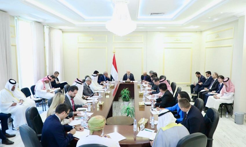 خلال لقائه بسفراء الدول الراعية للعملية السياسية في اليمن.. رئيس مجلس القيادة: رحلة طائرة الحرس الثوري إلى صنعاء خرقاً سافراً للسيادة اليمنية وتحدياً مباشراً لهيبة النظام الدولي