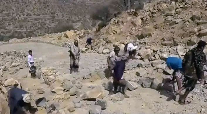 الحوثيون يشقون طريقا غرب تعز لتعزيز إمداداتهم وفتح مسارات جديدة