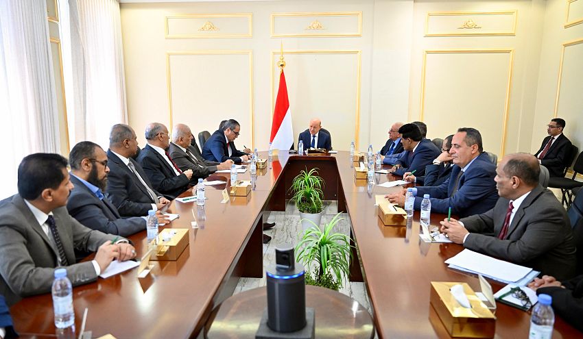 رئيس مجلس القيادة يؤكد أن التزام الدولة بخيار السلام لا يمكن أن يكون على حساب السيادة والكرامة وأمن اليمن ومستقبل اجياله
