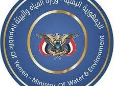 وزارة المياه تحذر من المخاطر البيئية جراء استهداف ميليشيات الحوثي للسفن في البحر الأحمر