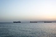 رويترز: الحوثيون يدرسون فرض رسوم على السفن التجارية التي تعبر البحر الأحمر