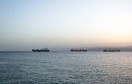 رويترز: الحوثيون يدرسون فرض رسوم على السفن التجارية التي تعبر البحر الأحمر