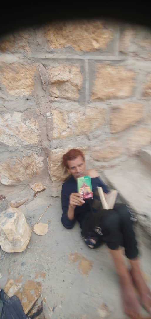 خالد السكن.. قصة معلم أنهكته الحياة وخذلته الظروف