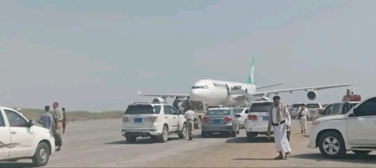 الحوثيون يعلنون تحويل الطائرة الإيرانية إلى الحديدة عقب قصف مطار صنعاء ويتهمون السعودية بإنهاء مرحلة خفض التصعيد