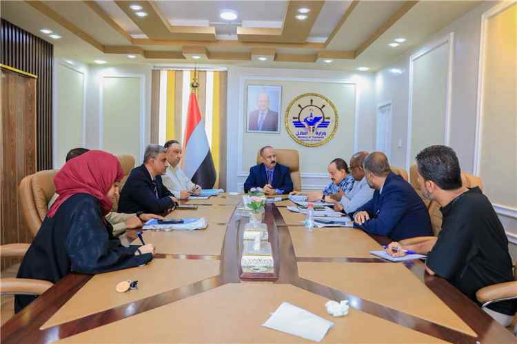 لجنة برئاسة وزير النقل تناقش استكمال الاجراءات الرسمية لاعتماد مشروع ميناء قنا بمحافظة شبوة