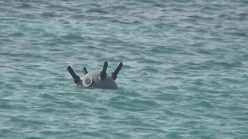 القوات البحرية تتعامل مع لغم حوثي في باب المندب وتدمر زورق مفخخ