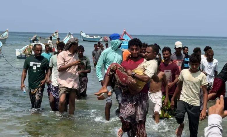 إجلاء أكثر من 120 صيادًا من جزيرة حنيش إلى الخوخة عقب قصف حوثي