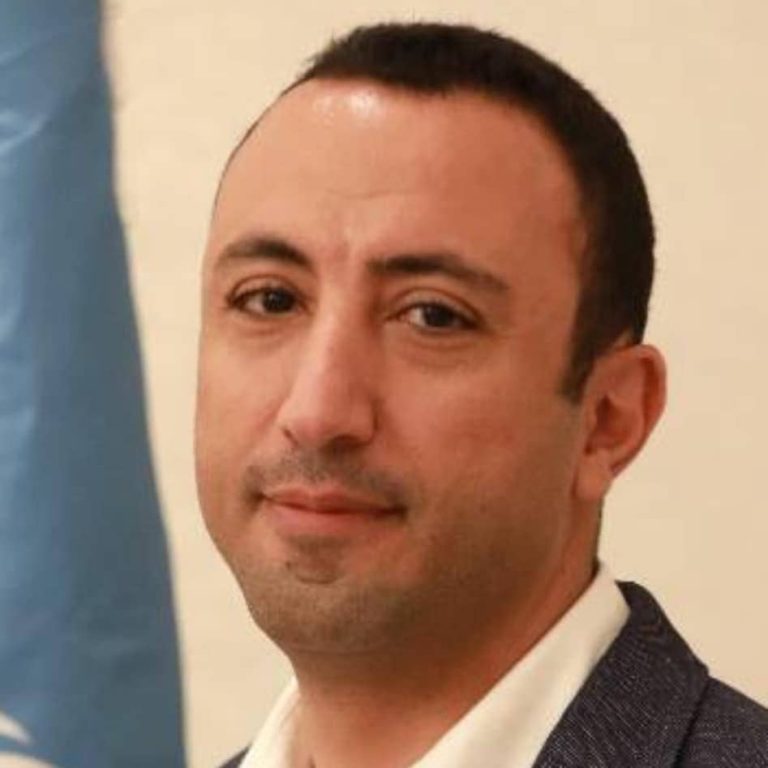 الحوثيون يحيلون موظفاً أممياً وآخرين للنيابة الجزائية بعد أشهر وسنوات من الاحتجاز